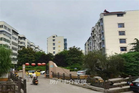 香港街小区10号楼3室2厅1卫带阁楼，无储藏室